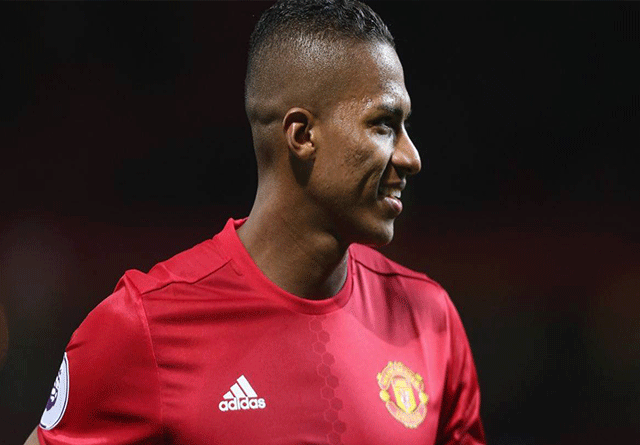 Antonio Valencia renueva con el Manchester United hasta el 2018