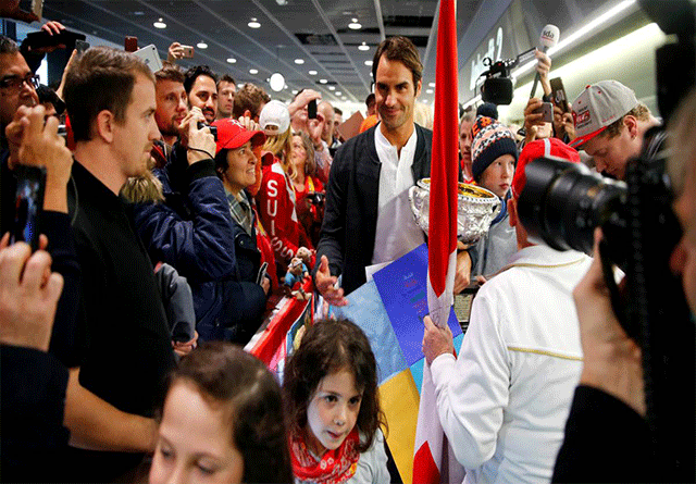 Cientos de Fans reciben a Roger Federer