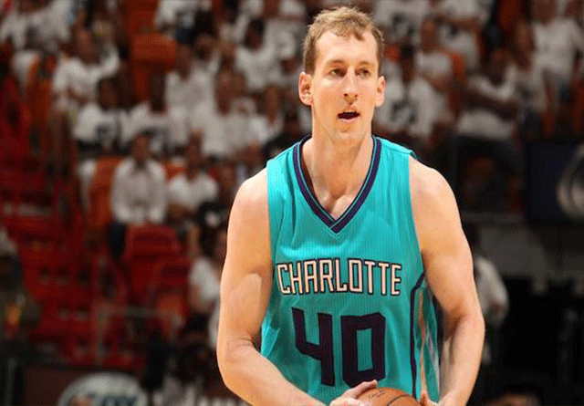 Cody Zeller será baja por conmoción con Charlotte