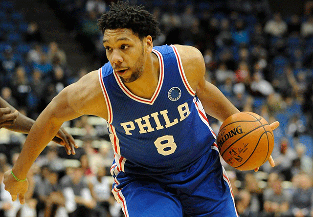 76ers y Pelicans negocian por Jahlil Okafor
