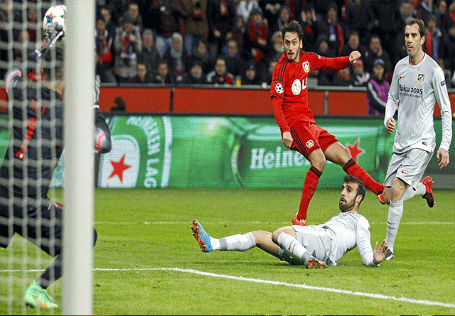 Hakan Calhanoglu sancionado por la FIFA