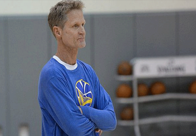 Steve Kerr multado por la NBA