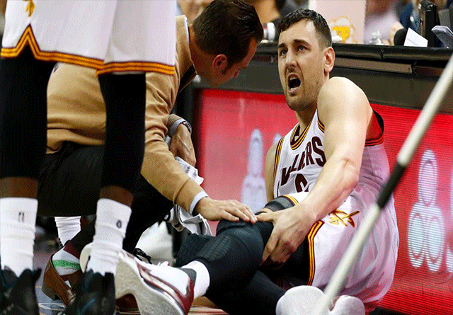 Andrew Bogut se fractura la tibia en su debut