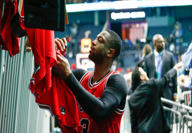 Dwyane Wade sale lesionado del partido ante Memphis