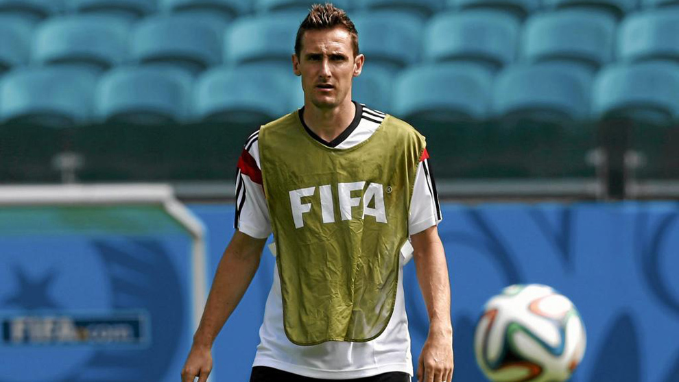 Klose llevara la copa del mundo para el sorteo del mundial de Rusia