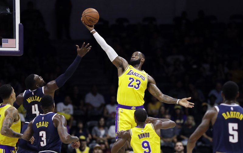 LeBron James cautiva al público en su debut con Los Angeles Lakers en pretemporada