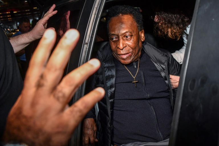 Pelé regresa a Brasil tras su hospitalización en Francia