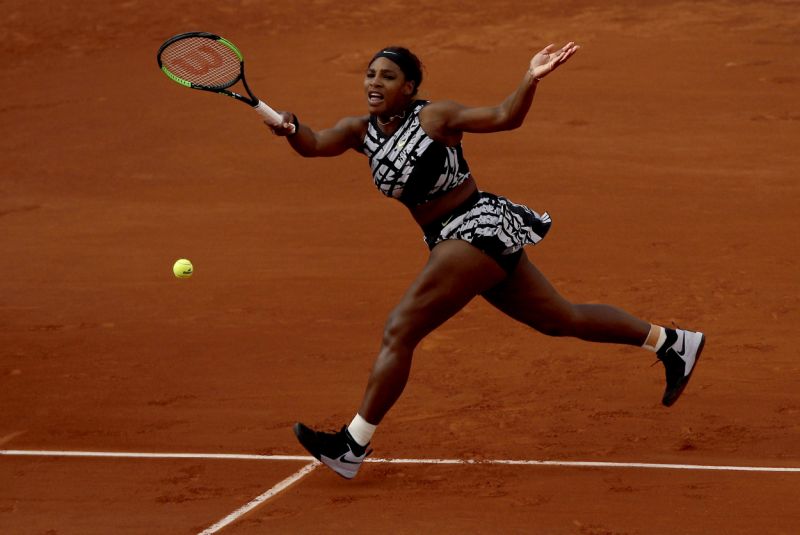 Serena Williams avanza a la segunda ronda en Roland Garros