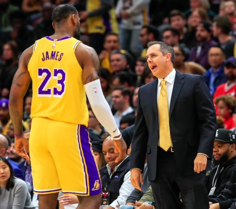 LeBron James vuelve a brillar y mantiene imparables a los Lakers sobre Spurs