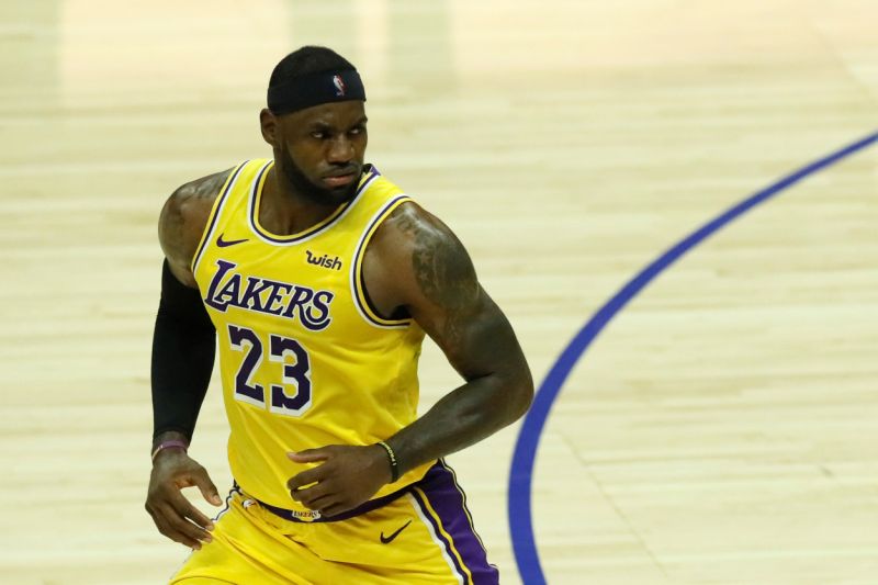 LeBron James logra un triple-doble en victoria Lakers sobre Pelicans