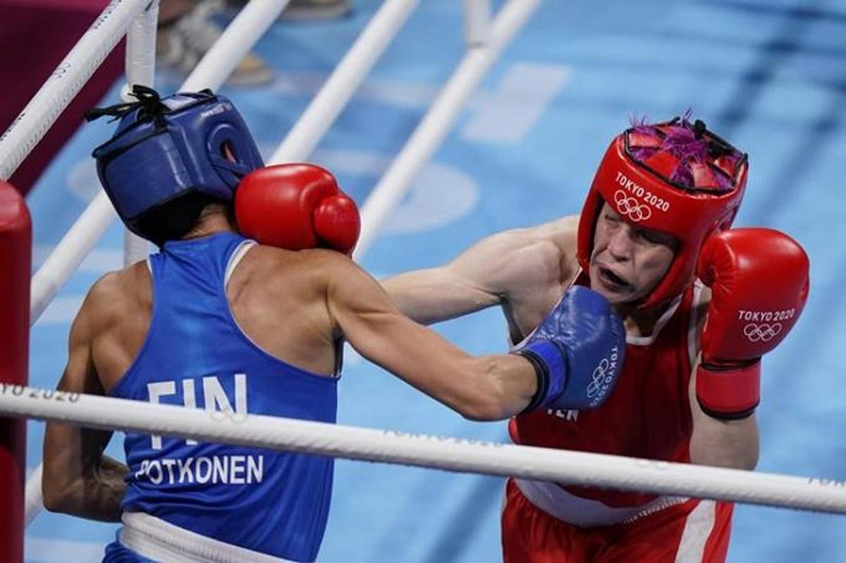 Tokio, Japón .- La campeona de los súper plumas de la FIB Maïva Hamadouche, de Francia, perdió en su primer combate en Tokio el martes por la noche, en una decisión ante la medallista de bronce Mira Potkonen, de Finlandia.