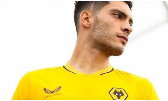 Raúl Jiménez presenta el nuevo uniforme de Wolves