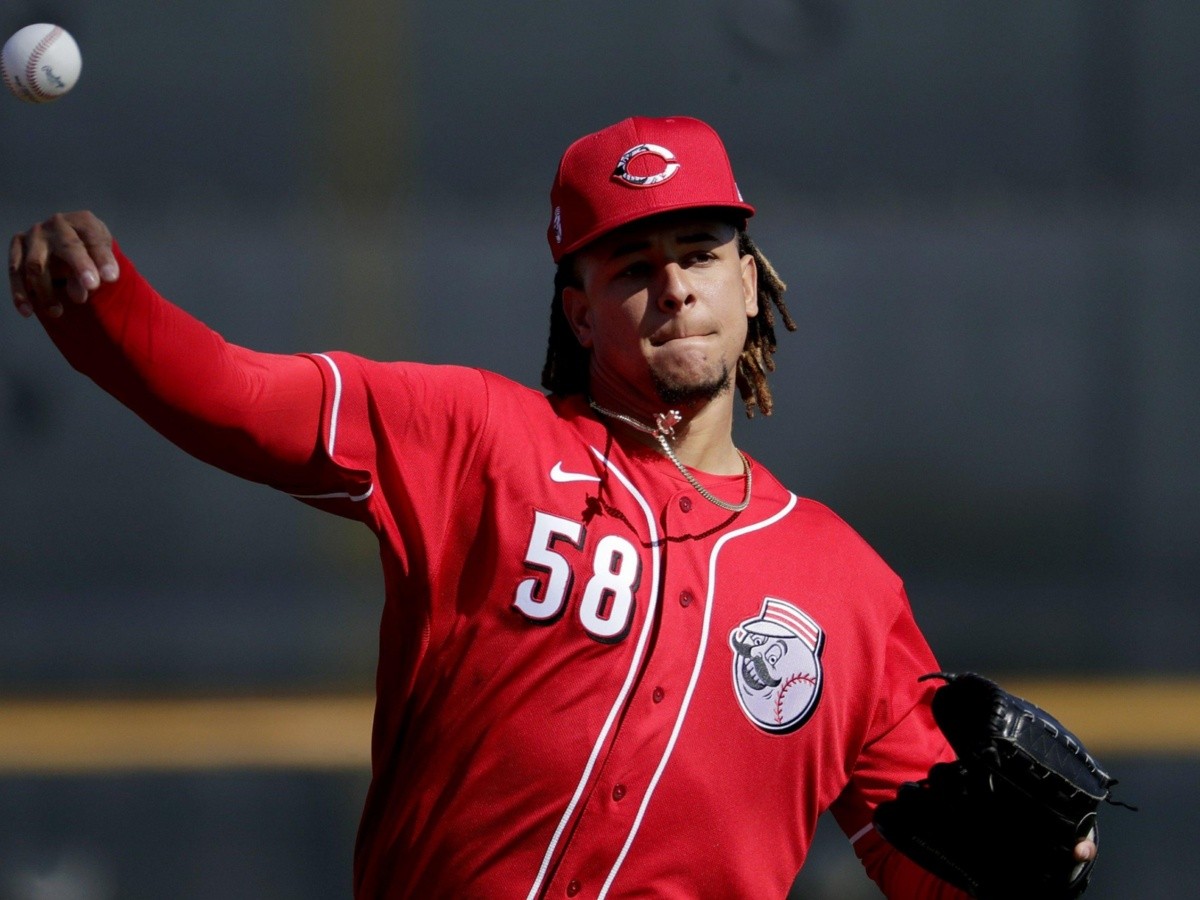 Jonathan India totalizó tres hits y Joey Votto remolcó dos entradas para los Rojos, que llegaron al compromiso con 7 juegos y medio de desventaja sobre Milwaukee en la División Central de la Liga Nacional. Cincinnati está 5 juegos debajo de San Diego en la pelea por el segundo comodín.