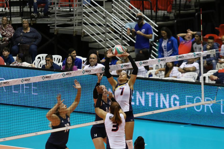 Brayelin Martínez logra un potente remate ante Estados Unidos en el pasado Torneo NORCECA 2019 en Puerto Rico