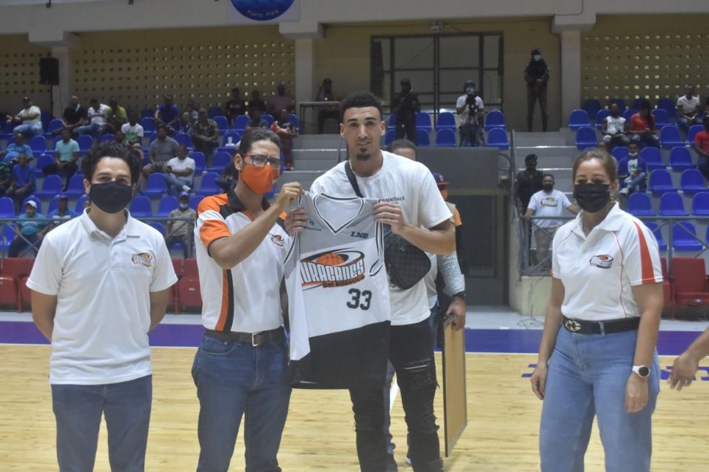 Momento en el que Chris Duarte recibe reconocimiento de los Huracanes