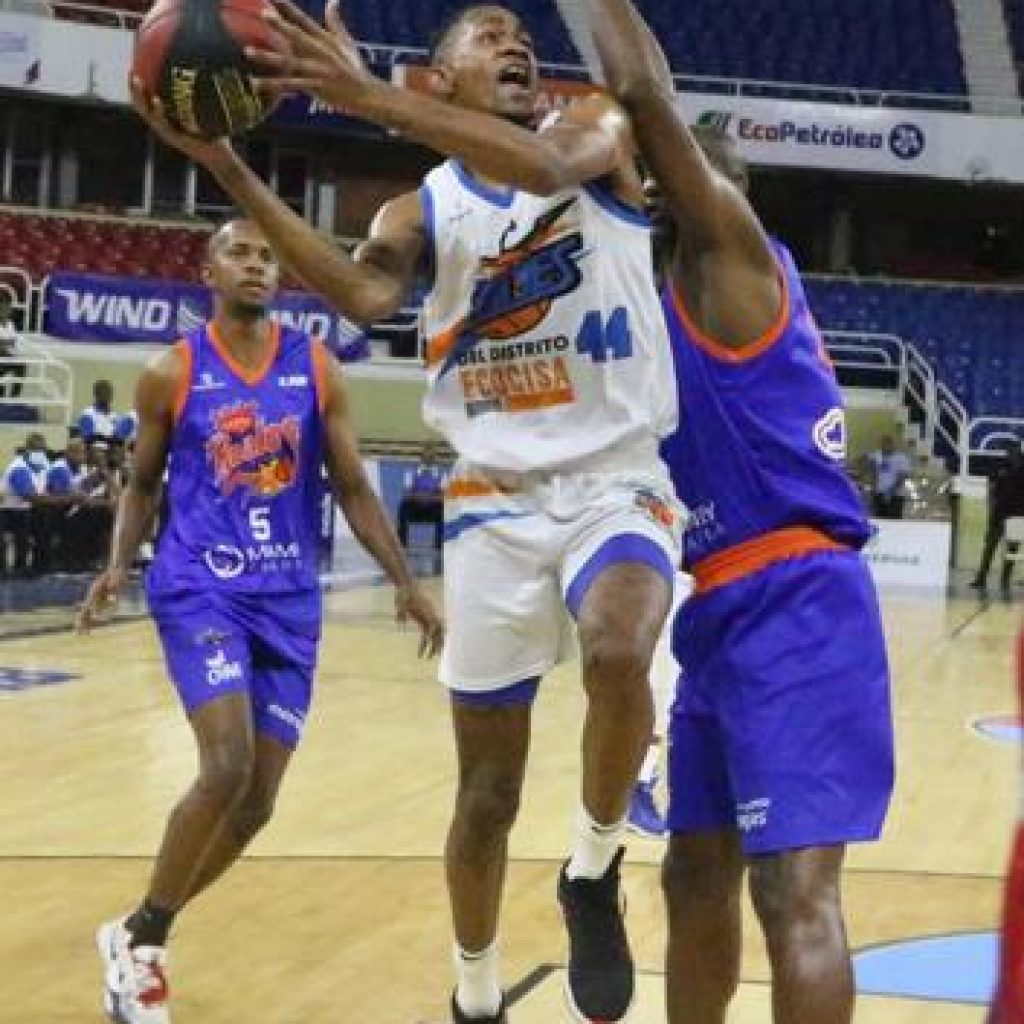 Luis Montero, de los Titanes, realiza una gestión ofensiva en el partido frente a los Reales de La Vega en la Liga Nacional de Baloncesto.