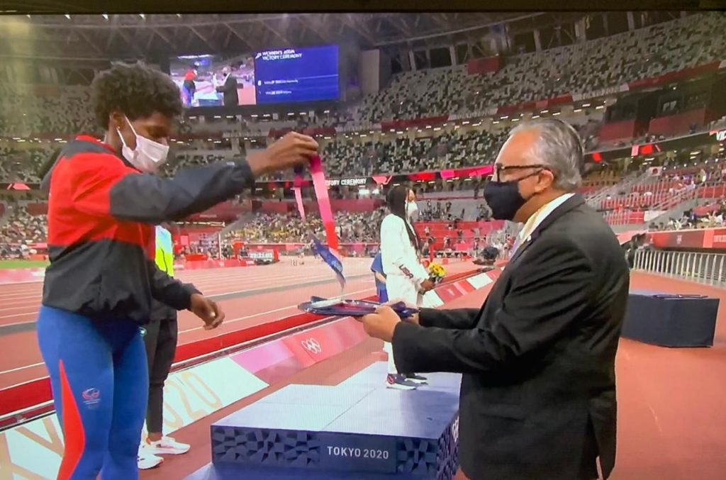 Momento en que Luis Mejía Oviedo entrega la  medalla de Plata a Marileidy Paulino en atletismo