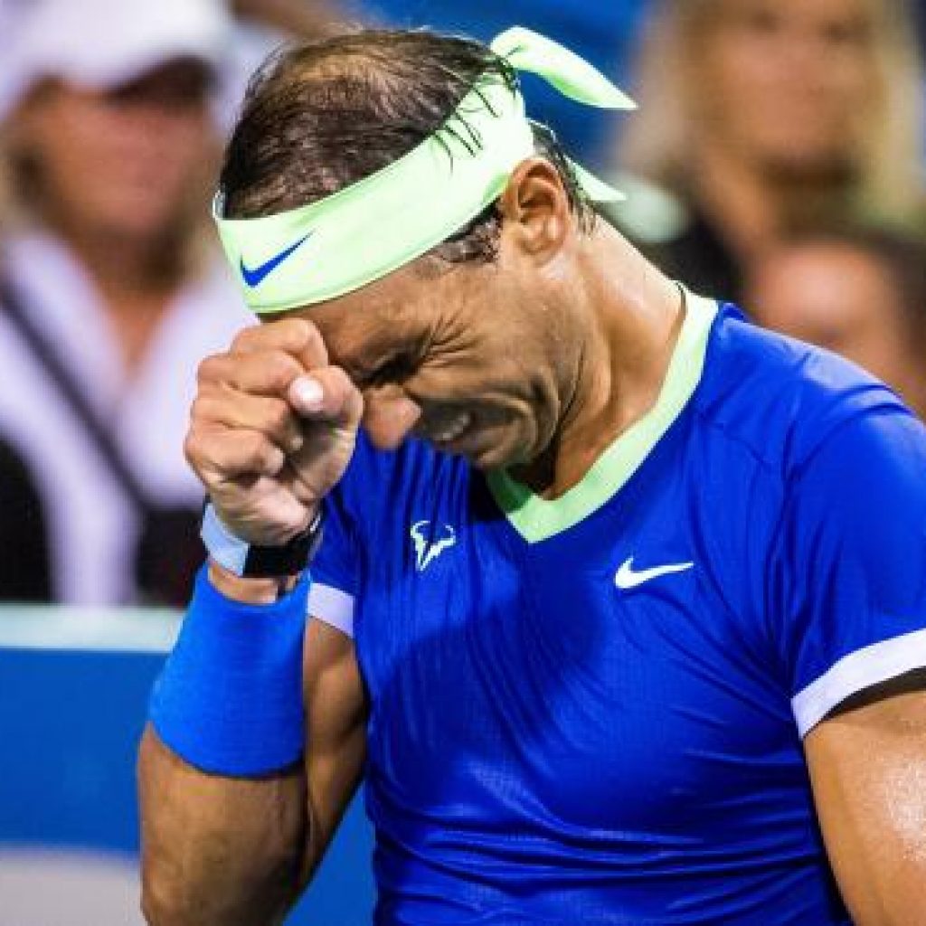 Rafael Nadal tras perder un set se ve triste 