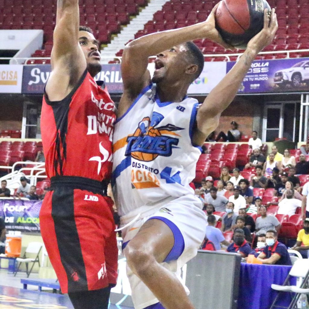 Tulio Da Silva de los Titanes, realiza lance