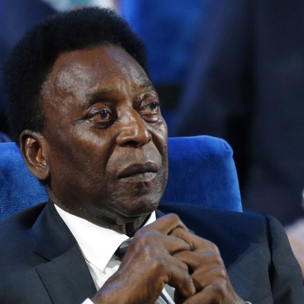 Pelé fue operado de un tumor en colon, dice está bien