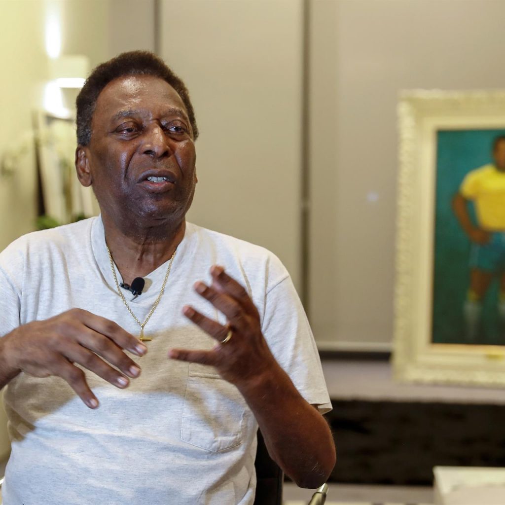 Pelé fue operado de un tumor en colon, dice está bien