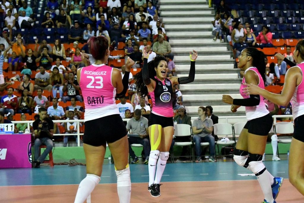 Brenda Castillo jugando para Cristo Rey Volleyball Club, en el Torneo Voleibol Superior Distrito Nacional 2018