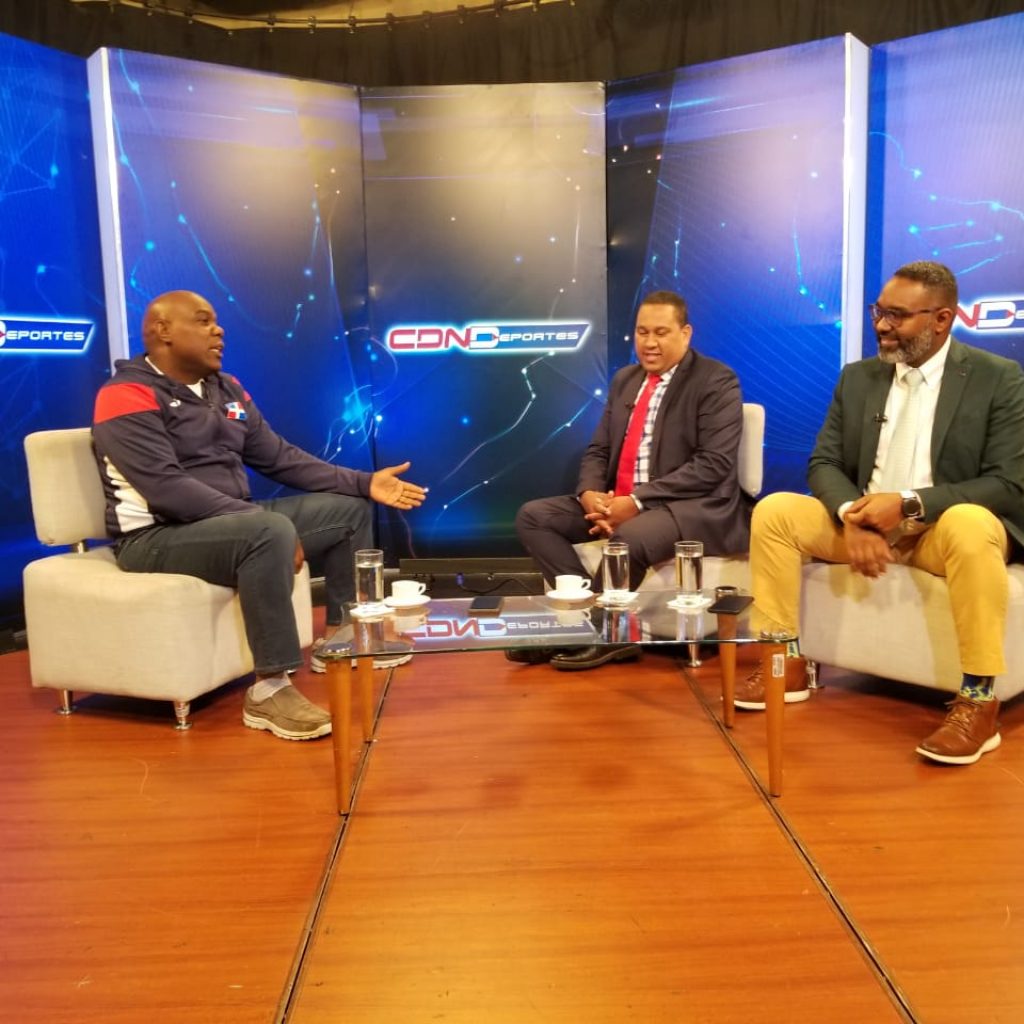 Jesús Silverio el “masajista de los medallistas dominicanos” junto a los cronista deportivo Neftali Ruiz y Engels Gómez