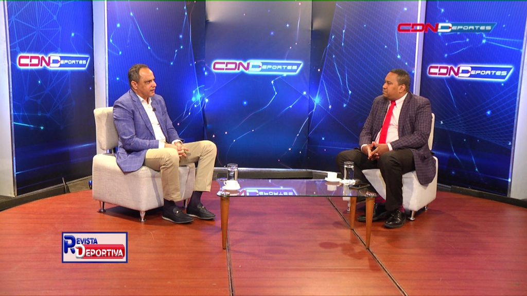 El presidente de la Federación Dominicana de Balonmano (Fedobalon), Miguel -Nino- Rivera junto al cronista departido Neftalí Ruiz