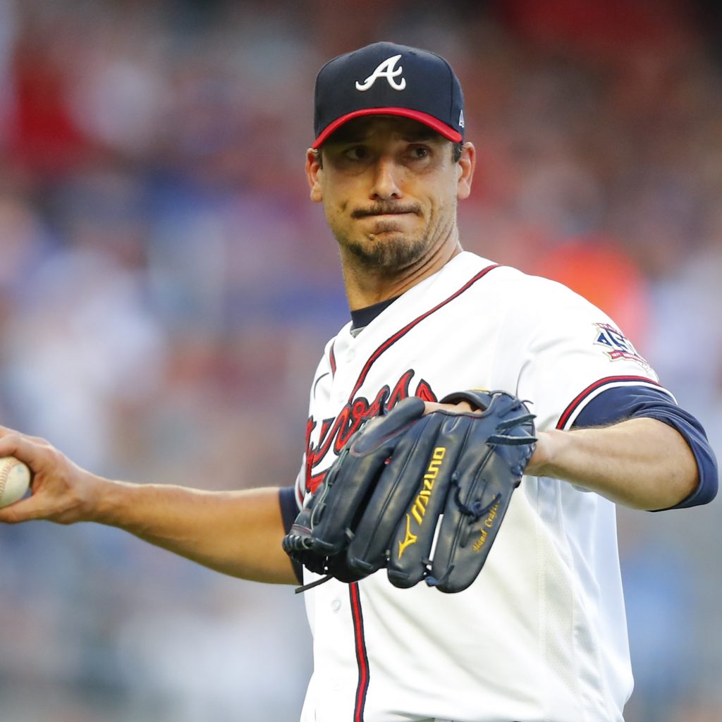 Charlie Morton firma extensión con Bravos