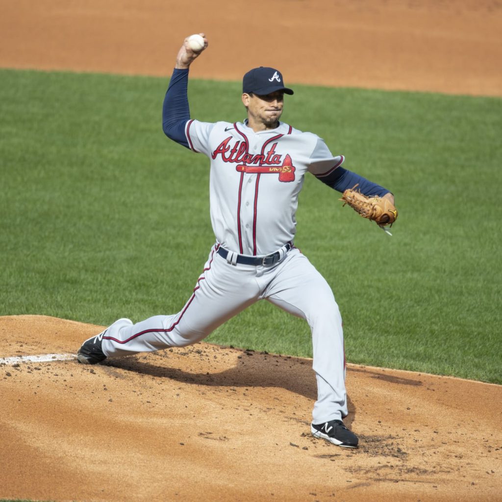 Charlie Morton firma extensión con Bravos