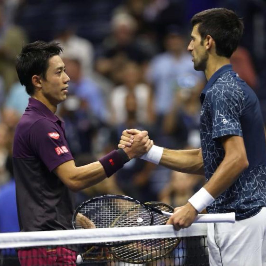 Novak Djokovic saluda al japonés Kei Nishikori