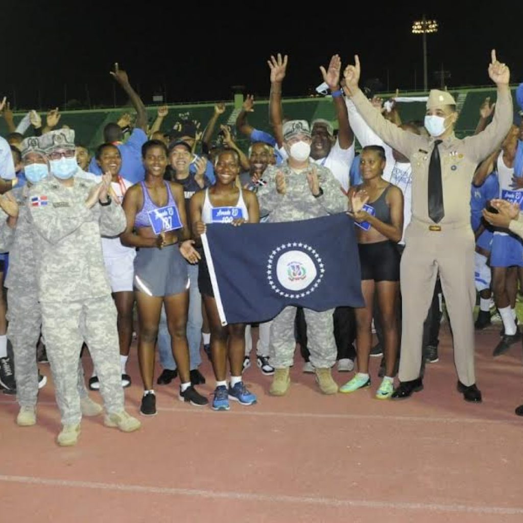 Miembro de la Armada celebran su triunfo