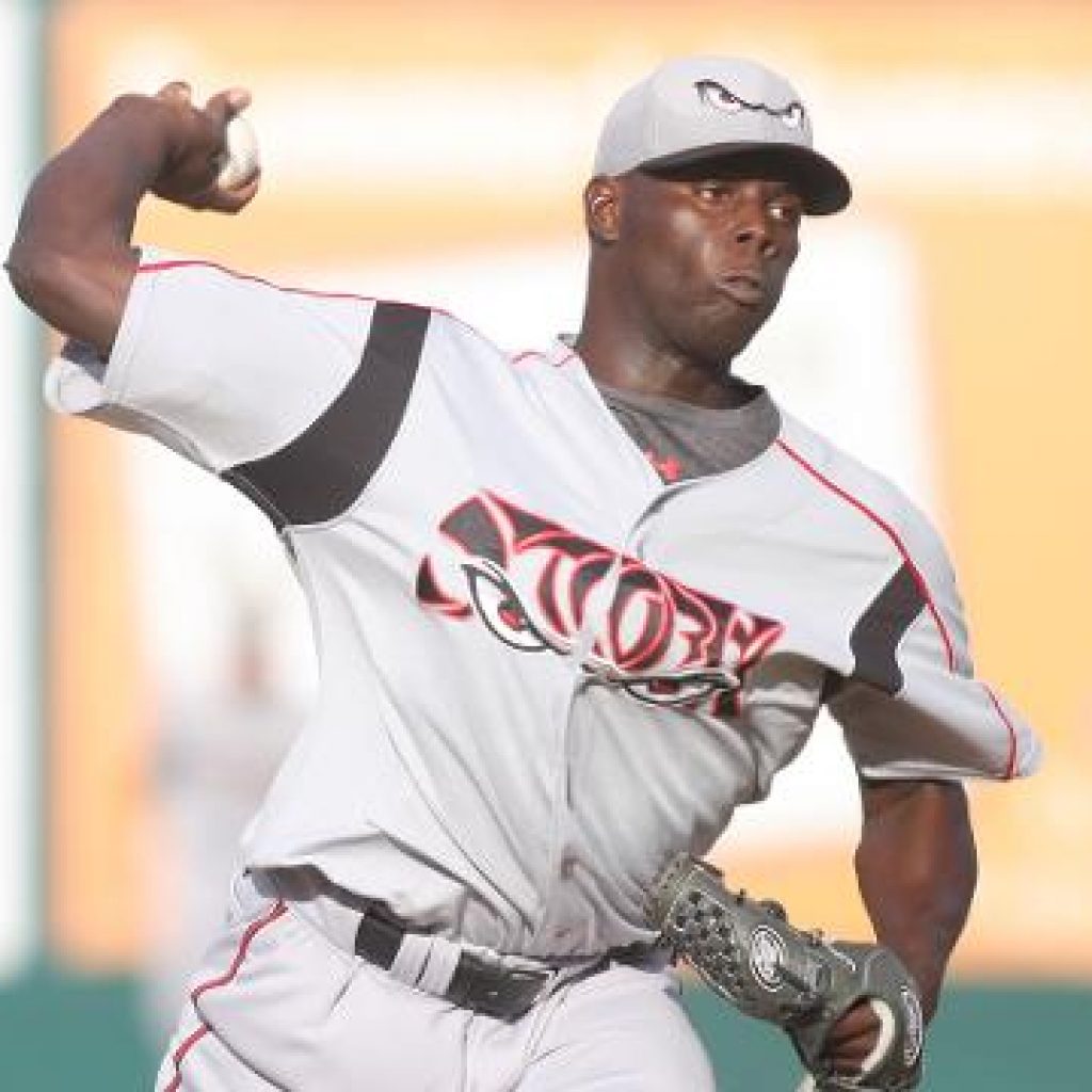 Gigantes firman a Rafael De Paula