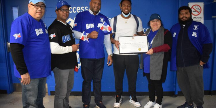 Momento en que  Vladimir Guerrero Jr. recibe su reconocimiento 