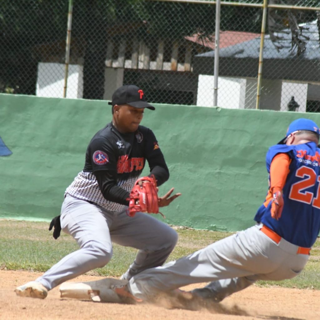 Huracanes y  Centuriones juegan en Liga de Softbol de Oficiales Académicos Fuerzas Armadas y la Policía Nacional 