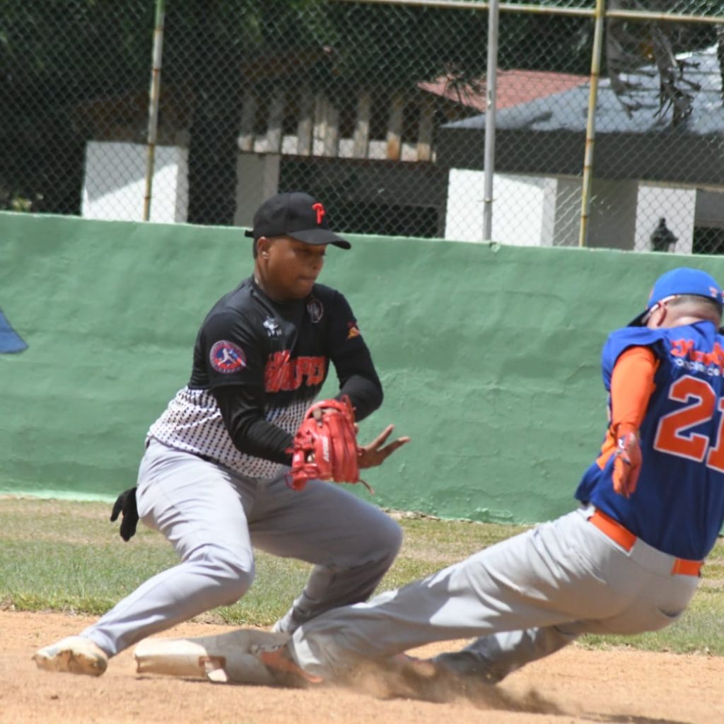 Huracanes y Centuriones juegan en Liga de Softbol de Oficiales Académicos Fuerzas Armadas y la Policía Nacional