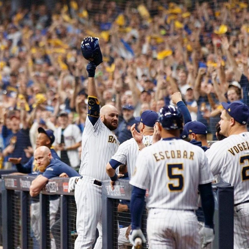 Cerveceros derrotan 2-1 a Atlanta y pican delante en Serie Divisional