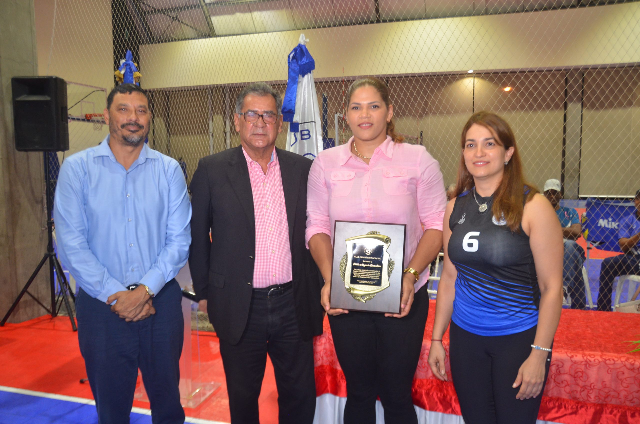 Prisilla Rivera es reconocida por el Club Naco en el inicio IX Torneo Voleibol Navideño