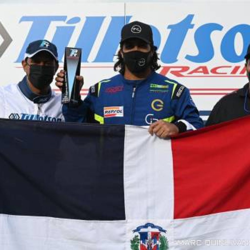 El piloto Dahyam Cabral (centro), junto a su compañero Riandys Helena y su padre Francis Cabral, muestra su trofeo de campeón mundial T4 de Kartismo categoría pesada que conquistó el pasado mes de septiembre en Irlanda. (Fuente Externa)
