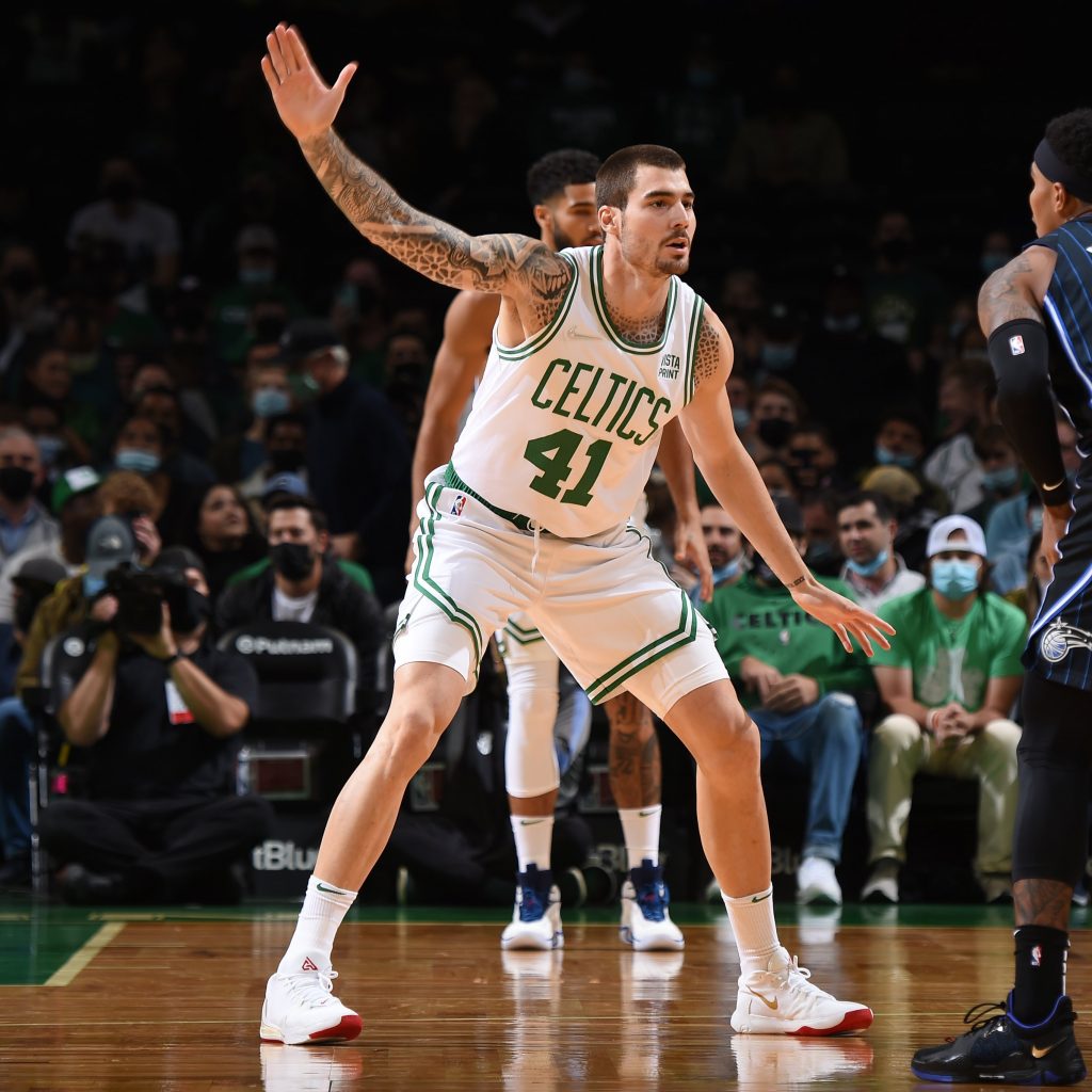 Juancho Hernangómez en su debut en pretemporada de la NBA como titular de los Boston Celtics