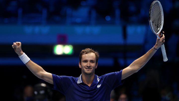 Medvedev se acerca a semifinales del ATP Finals con victoria sobre Zverev