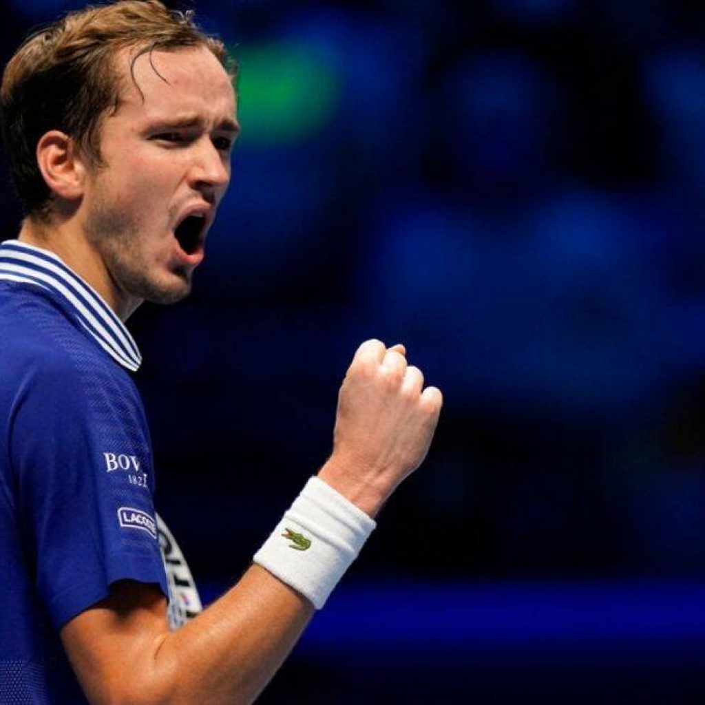 Medvedev se acerca a semifinales del ATP Finals con victoria sobre Zverev