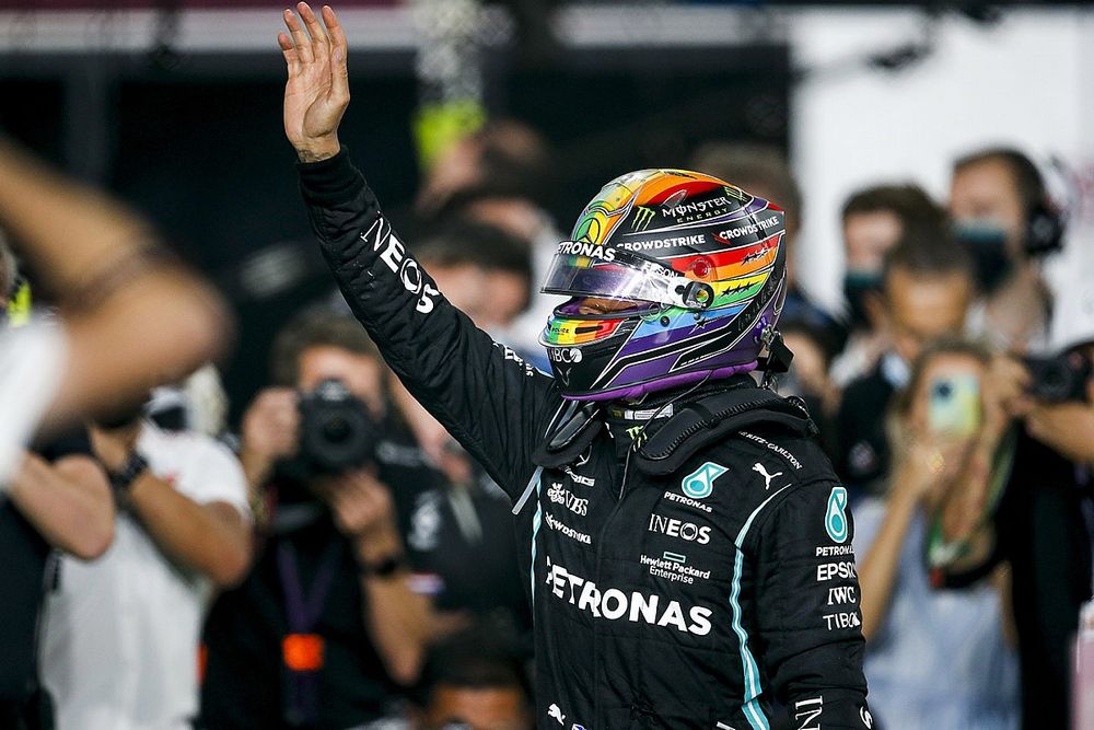 Hamilton gana en Qatar y acorta distancias con Verstappen