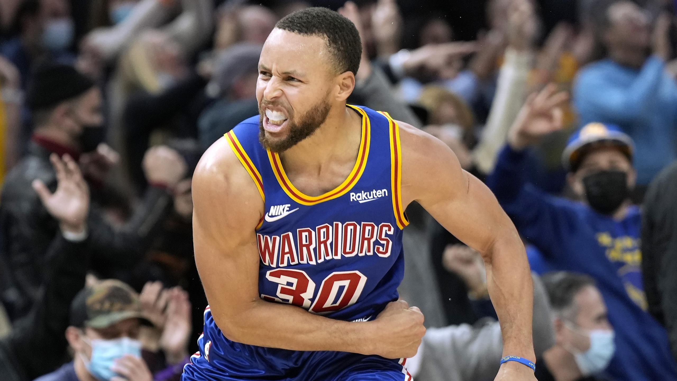 Curry anota 46, Warriors frenan a los Grizzlies