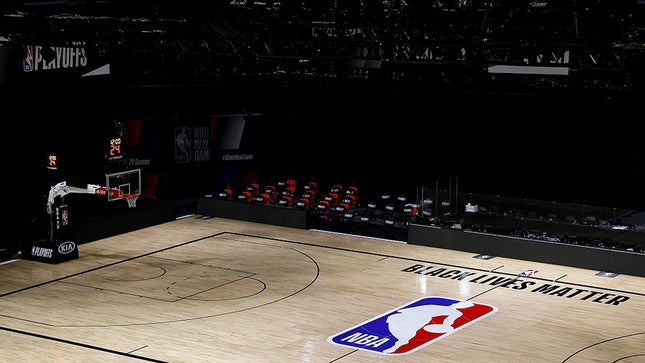 NBA sigue sumando casos de COVID; pospone 2 partidos más