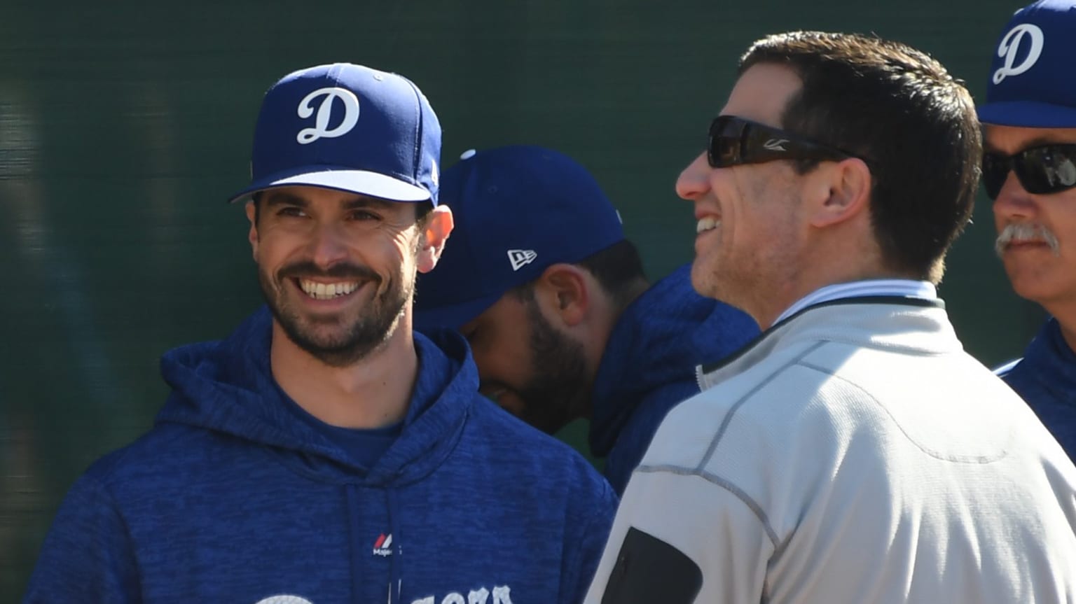 En este invierno, se informó que Gomes fue entrevistado por los Mets para el puesto de manager y se esperaba que estuviera en la mira de otros equipos. Pero ahora, trabajará bajo el presidente de operaciones de béisbol de los Dodgers, Andrew Friedman.