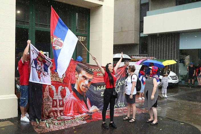 Algunos seguidores de Novak Djokovic han organizado protestas afuera del hotel Park (AP)