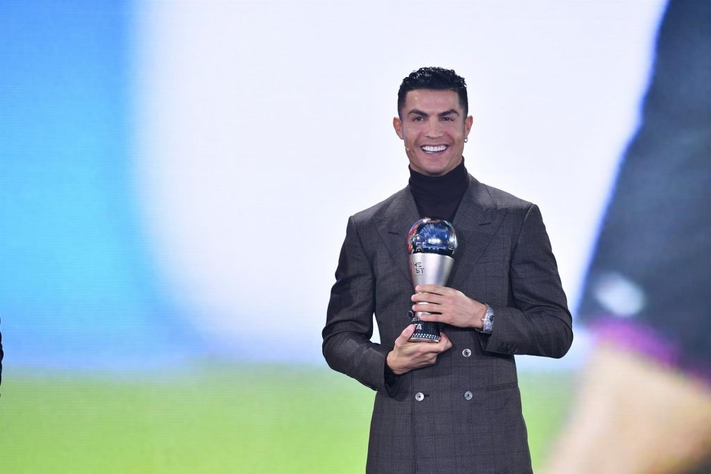 Cristiano Ronaldo recibe el premio especial por su récord de goles con selecciones