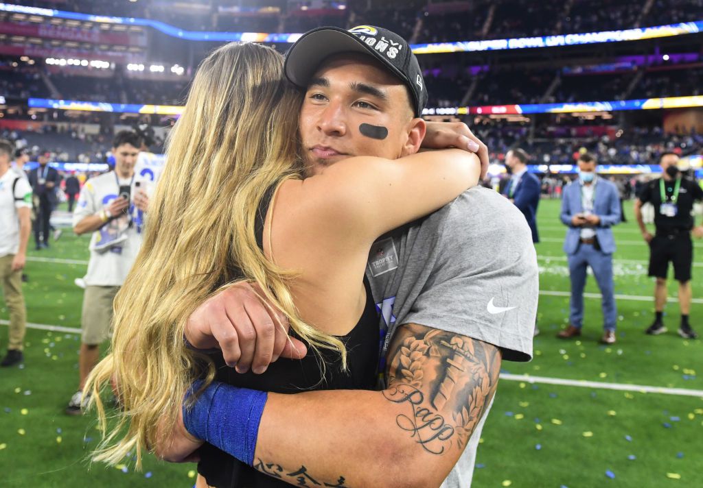 Taylor Rapp le pide matrimonio a su novia tras ganar la Super Bowl