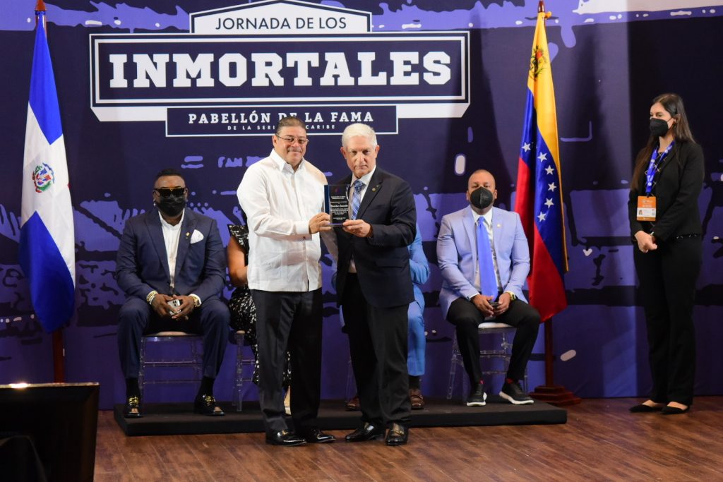 Francisco Camacho en momento es reconocido por el presidente de la Confederación de Béisbol Profesional del Caribe, Juan Francisco Puello Herrera
